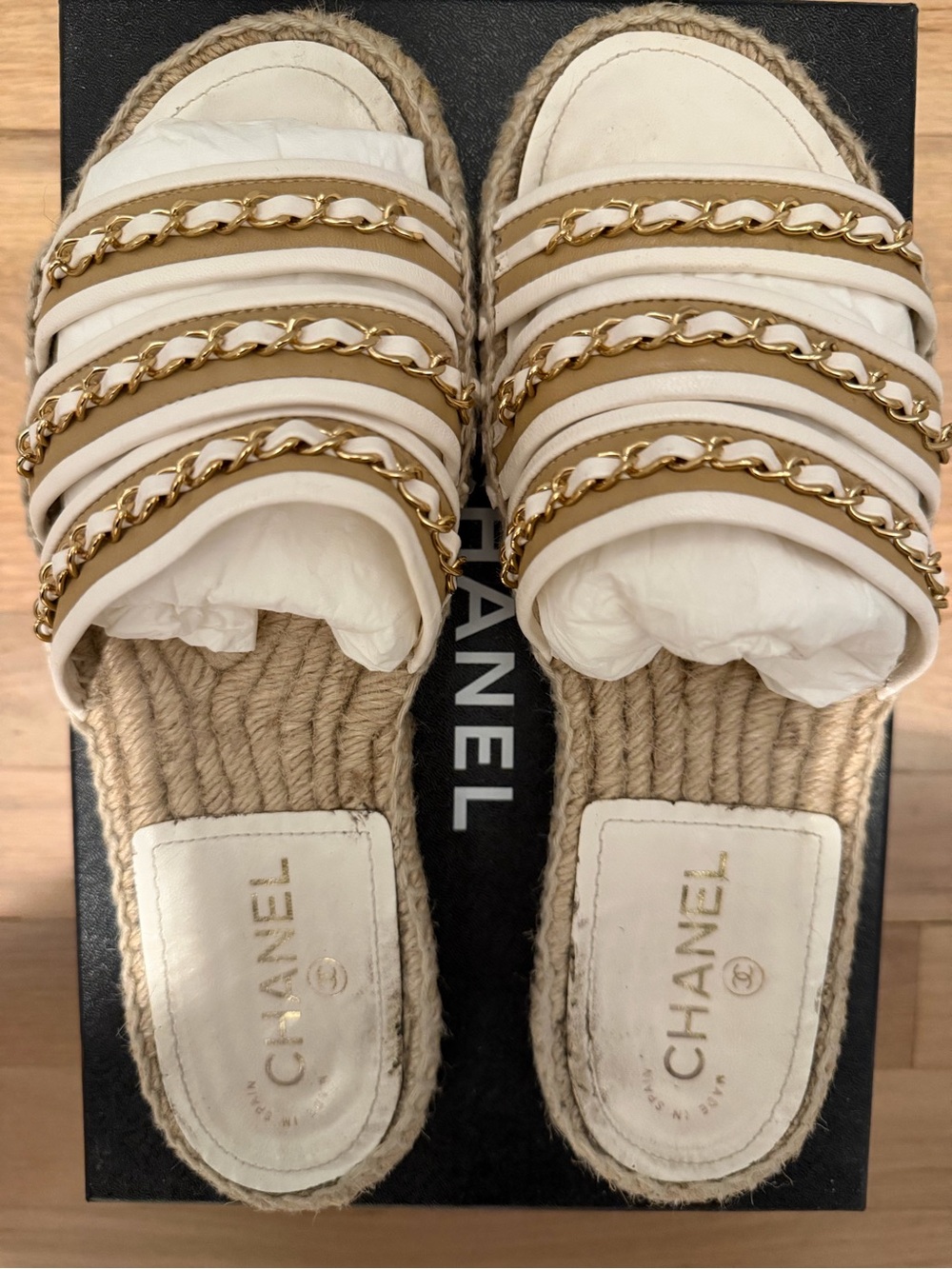 CHANEL White and Tan Espadrille Slide Sandals with Gold Chain Trim - Picture 2 of 7